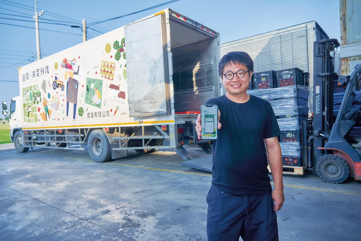 圖為祥好農場的葉永霖導入數據管理及派車系統,業績倍增。