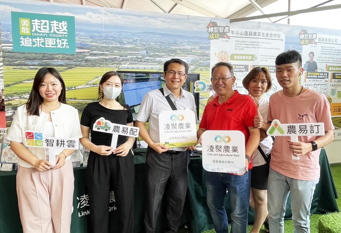 圖為農緯果菜(身土不二)創辦人夫婦 黃謙一(右3)、楊素琴 (右2)